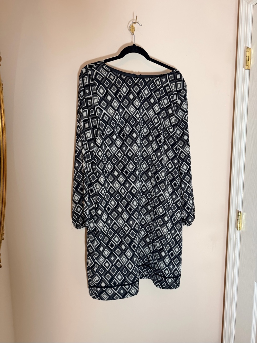 LOFT Black & White Diamond-Print Long Sleeve Shift Dress